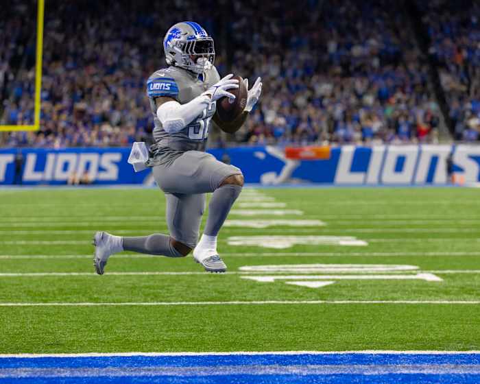 D’Andrew Swift jumps with the ball in his hands